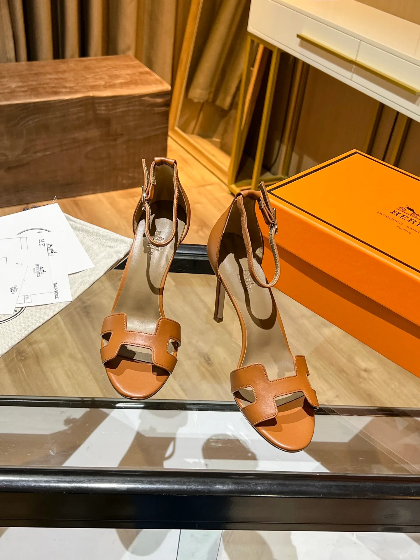 👟👟Ex-factory price 600👟👟 Hermès high-heeled sandals Hermès high-heeled shoes are the simplest, most durable and elegant I have ever seen! ! ! It can hold any style, and the height of 10.5cm is easy to control. Each color has its own unique style. You must buy this one, it is really easy to wear and look good! size: 35-40 (34.40.41 customization is non-returnable and non-exchangeable)